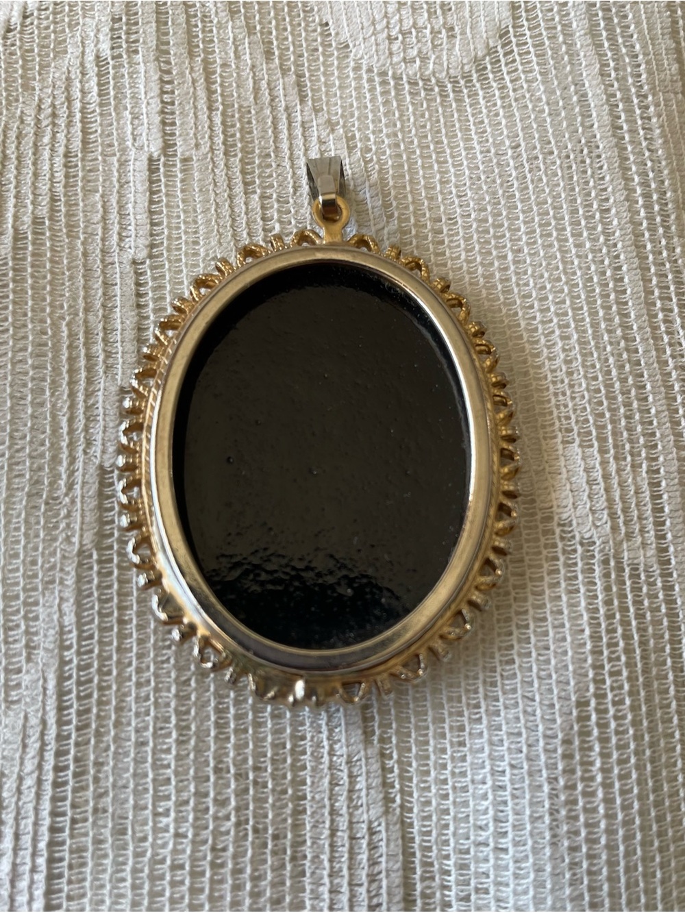 Vintage Black Glass Intaglio Rose Cameo Pendant Ornate Gold Tone Filigree 1960s - Picture 8 of 8